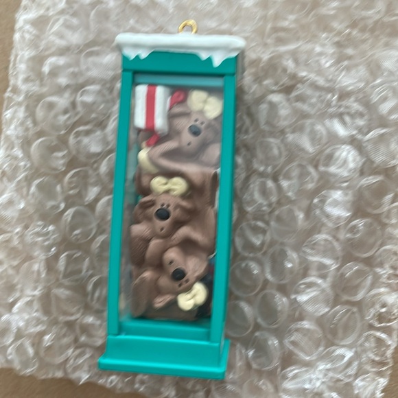 Room for one more Hallmark Keepsake ornament ©️1993 - Picture 11 of 13